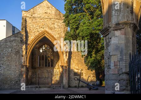 Die Überreste der Holyrood Church (Holy Rood Church) im Stadtzentrum von Southampton, Hampshire, England, Großbritannien Stockfoto