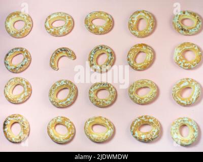 Hintergrund von Bagels in süßer Glasur. Mehl Produkt für Tee. Köstliche russische Backwaren. Trockner in Glasur. Ein Bissen zwischen vielen Löchern Stockfoto