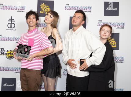 Nick Thomas (links) und Tyler Joseph (zweiter rechts) von Twenty One Pilots mit dem Best Live Act Award, präsentiert von den Rebrettes, im Kerrang! Auszeichnungen 2022, im Shoreditch Town Hall, East London. Bilddatum: Donnerstag, 23. Juni 2022. Stockfoto