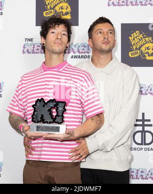 Nick Thomas (links) und Tyler Joseph (zweiter rechts) von Twenty One Pilots mit dem Best Live Act Award im Kerrang! Auszeichnungen 2022, im Shoreditch Town Hall, East London. Bilddatum: Donnerstag, 23. Juni 2022. Stockfoto