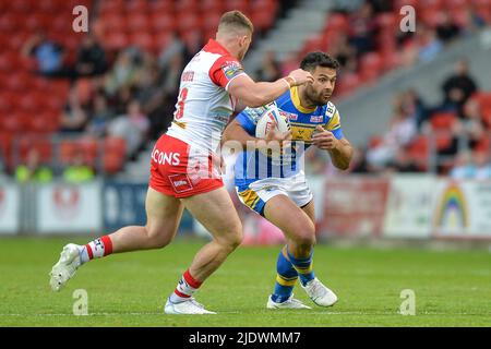 St. Helens, England - 23.. Juni 2022 - Rhyse Martin (12) von Leeds Rhinos in Aktion. Rugby League Betfred Super League St. Helens vs Leeds Rhinos at Totally Wicked Stadium, St. Helens, UK Dean Williams Credit: Dean Williams/Alamy Live News Stockfoto