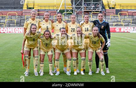 Lier, Belgien, 23. Juni 2022. Spieler Belgiens mit Justine Vanhaevermaet ,Tine De Caigny , Amber Tysiak , Julie Biesmans, Laura De Neve , Nicky Evrard , Tessa Wullaert , Davina Philtjens , Hannah Eurlings , Janice Cayman und Sari Kees posieren für das Teamfoto vor dem Freundschaftsspiel zwischen der belgischen Nationalmannschaft der Frauen, den Red Flames, und der Nationalmannschaft der Frauen in Nordirland, in Lier, Donnerstag, 23. Juni 2022. BELGA FOTO DAVID CATRY Kredit: Belga Nachrichtenagentur/Alamy Live News Stockfoto