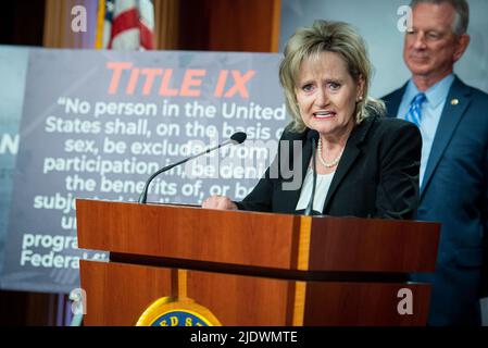 Die US-Senatorin Cindy Hyde-Smith (Republikaner von Mississippi) hält am Mittwoch, den 23. Juni 2022, im US-Kapitol in Washington, DC, eine Rede zum 50.. Jahrestag von Titel IX. Kredit: Rod Lampey/CNP Stockfoto