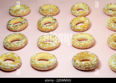 Hintergrund von Bagels in süßer Glasur. Mehl Produkt für Tee. Köstliche russische Backwaren. Trockner in Glasur. Stockfoto