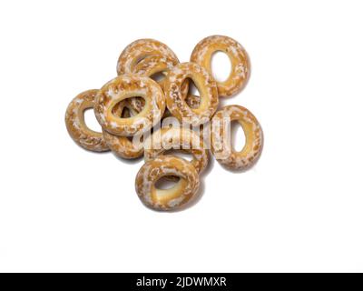 Von Trocknern in Glasur isolieren. Eine Handvoll Bagels auf weißem Hintergrund. Süßes Essen Stockfoto