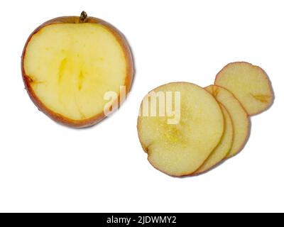 Ein großer roter Apfel in Keile geschnitten. Frische Früchte Isolieren Stockfoto