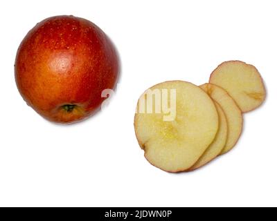 Ein großer roter Apfel in Keile geschnitten. Frische Früchte isolieren.glatt geschnittene ​​apple Keile Stockfoto