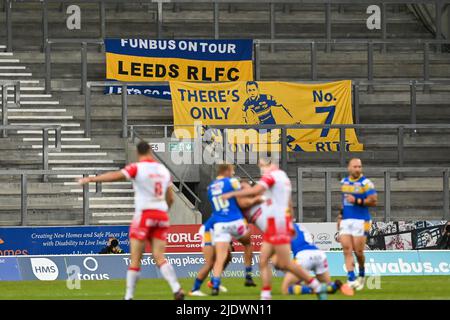 Tribute-Banner für Rob Burrow MBE auf dem Stand im Auswärtsspiel während des Tonights-Spiels in, am 6/23/2022. (Foto von Craig Thomas/News Images/Sipa USA) Quelle: SIPA USA/Alamy Live News Stockfoto