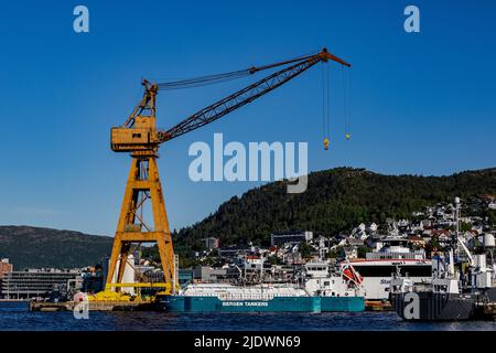 Tankschiff Bergen LNG auf der alten BMV-Werft in Laksevaag, in der Nähe des Hafens von Bergen, Norwegen. Stockfoto