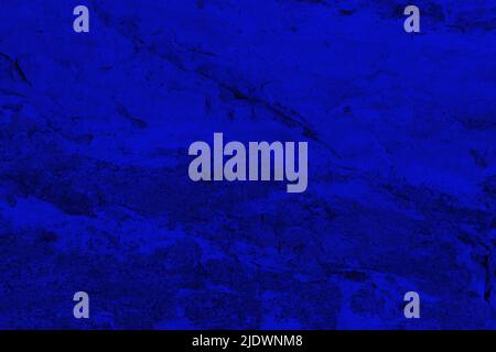 Abstrakter Steinhintergrund. Trendige klassische dunkelblaue Farbe. Felsoberfläche mit Rissen. Stockfoto
