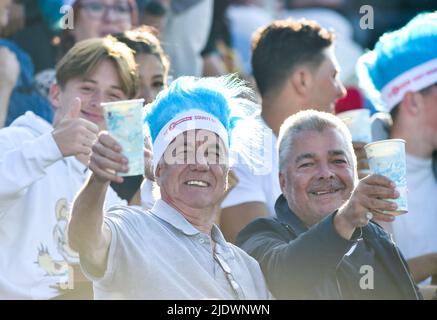 Hove UK 23. June 2022 - Sussex-Fans genießen das Vitality Blast-Spiel T20 zwischen Sussex Sharks und Surrey im Central County Ground Hove 1.. : Credit Simon Dack / Alamy Live News Stockfoto