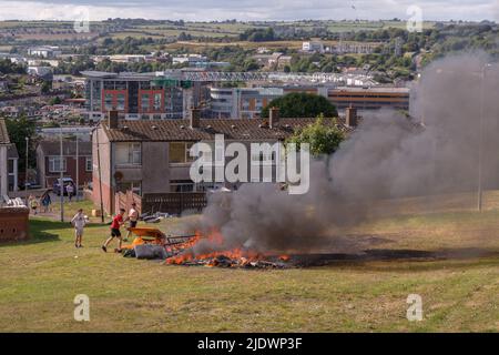 Cork, Irland, 23.. Juni 2022. Notdienste werden voraussichtlich in Cork City, Cork, Irland, mit Lagerfeuern überschwemmt. Heute Abend markiert Bonfire Night oder Bonna Night, wie es in Cork City bekannt ist, die Nacht mit findet jedes Jahr am St. Johns Eve (23.. Juni). Die Tradition geht zurück auf die keltische Zeit, als die Heiden große Feuer verbrannten, um eine gute Ernte zu gewährleisten. In späteren Jahren verband die katholische Kirche das Fest mit Johannes dem Täufer. Das Festival findet in der gesamten Westseite Irlands statt und wird noch immer in einigen Gegenden praktiziert, aber Cork ist das bemerkenswerteste. Das Festival ist untergekommen Stockfoto