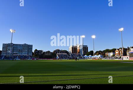 Hove UK 23. June 2022 - Ein schöner Abend mit Sonnenschein und Schatten während des Vitality Blast-Spiels T20 zwischen Sussex Sharks und Surrey im Central County Ground Hove 1. . : Credit Simon Dack / Alamy Live News Stockfoto