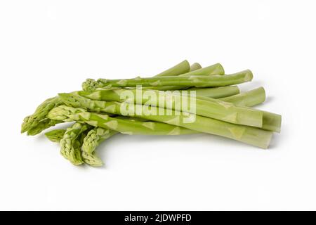 Frischer grüner Spargel auf weißem, isoliertem Hintergrund. Grüner Spargel isoliert mit Schatten auf weißem Hintergrund. Stockfoto