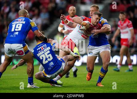 St Helens' Matty Lees (Mitte) wurde von Bodene Thompson, James Donaldson und Mikolau Oledzki von Leeds Rhinos während des Matches der Betfred Super League im Totally Wicked Stadium, St. Helens, angegangen. Bilddatum: Donnerstag, 23. Juni 2022. Stockfoto