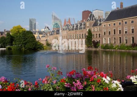 Alte und neue Gebäude mit Blick auf den See in Den Haag - Den Haag - in den Niederlanden Stockfoto
