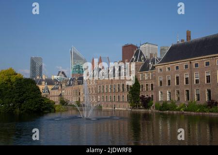 Alte und neue Gebäude mit Blick auf den See in Den Haag - Den Haag - in den Niederlanden Stockfoto