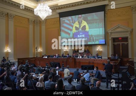 Washington, USA. 23.. Juni 2022. WASHINGTON, DC? 23. JUNI: Ein Video des Rep. Mo Brooks (R-Ala.) wird auf einem Bildschirm gezeigt, während das Auswahlkomitee des Repräsentantenhauses am 6. Januar eine Anhörung auf dem Capitol Hill am Donnerstag, 23. Juni 2022, abhält. (Foto: Demetrius Freeman/Pool/Sipa USA) Quelle: SIPA USA/Alamy Live News Stockfoto
