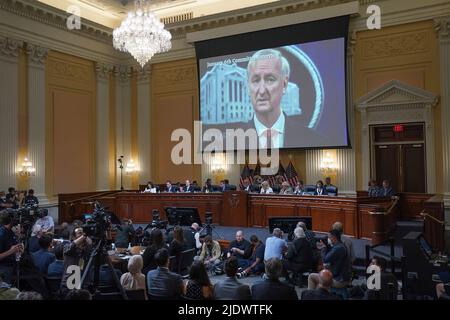 Washington, USA. 23.. Juni 2022. WASHINGTON, DC? 23. JUNI: Ein Video von Jeffrey Rosen wird auf einem Bildschirm gezeigt, während das Auswahlkomitee des Repräsentantenhauses am 6. Januar eine Anhörung auf dem Capitol Hill am Donnerstag, 23. Juni 2022, abhält. (Foto: Demetrius Freeman/Pool/Sipa USA) Quelle: SIPA USA/Alamy Live News Stockfoto