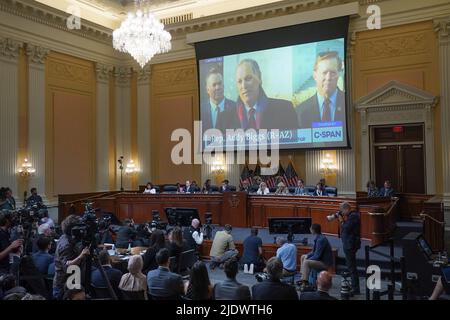 Washington, USA. 23.. Juni 2022. WASHINGTON, DC? 23. JUNI: Ein Video von Andy Biggs (R-Arizona) wird auf einem Bildschirm gezeigt, während das Auswahlkomitee des Repräsentantenhauses am 6. Januar eine Anhörung auf dem Capitol Hill am Donnerstag, 23. Juni 2022, abhält. (Foto: Demetrius Freeman/Pool/Sipa USA) Quelle: SIPA USA/Alamy Live News Stockfoto