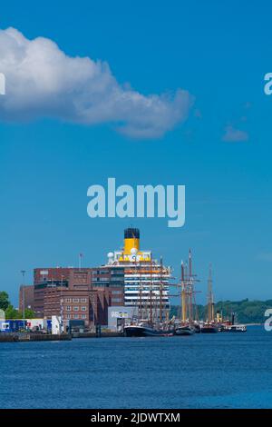 Kreuzfahrtschiff 'Costa Fascinosa' und Oldtimerschiffe an der Pier, Lagerhäuser, Kieler Woche 2022, Hafen Kiel, Schleswig-Holstein, Norddeutschland Stockfoto