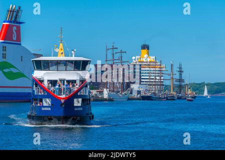 Kreuzfahrtschiff 'Costa Fascinosa' und Oldtimerschiffe an der Pier, Lagerhäuser, Kieler Woche 2022, Hafen Kiel, Schleswig-Holstein, Norddeutschland Stockfoto