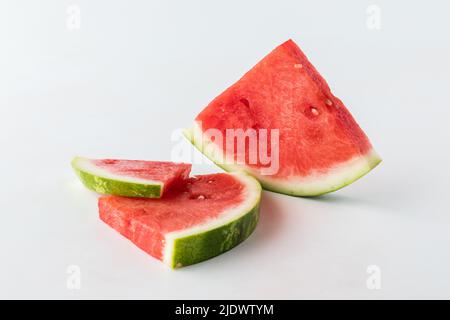 Nahaufnahme von Scheiben frischer Wassermelone vor weißem Hintergrund. Stockfoto