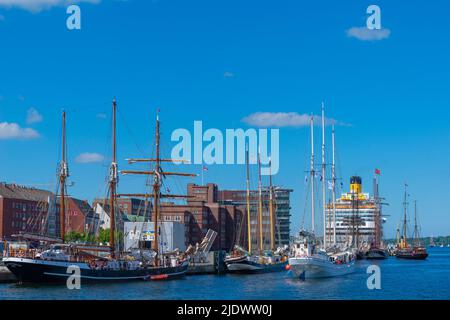 Kreuzfahrtschiff 'Costa Fascinosa' und Oldtimerschiffe an der Pier, Lagerhäuser, Kieler Woche 2022, Hafen Kiel, Schleswig-Holstein, Norddeutschland Stockfoto