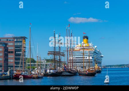 Kreuzfahrtschiff 'Costa Fascinosa' und Oldtimerschiffe an der Pier, Lagerhäuser, Kieler Woche 2022, Hafen Kiel, Schleswig-Holstein, Norddeutschland Stockfoto