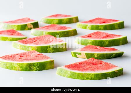 Saftige Wassermelonenscheiben, die in den Hintergrund treten. Stockfoto