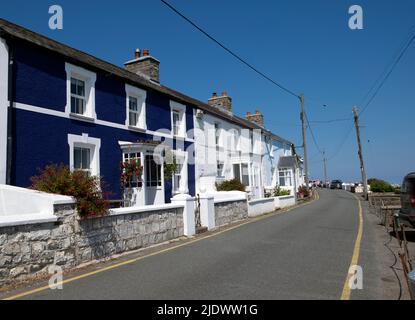 Reihe von alten Hütten Häuser Häuser entlang einer Straße mit Blick auf das Meer mit blauem Himmel im Sommer Juni 2022 New Quay Ceredigion Wales Großbritannien KATHY DEWITT Stockfoto