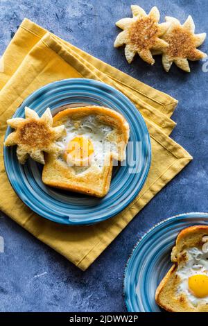 Blick von oben auf den Sonnenschein Toast mit einem Spiegelei in der Mitte. Stockfoto