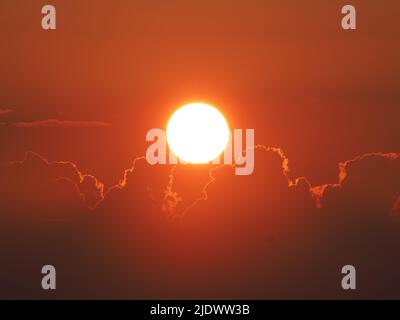 Sheerness, Kent, Großbritannien. 23.. Juni 2022. UK Wetter: Sonnenuntergang in Sheerness, Kent. Kredit: James Bell/Alamy Live Nachrichten Stockfoto