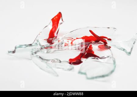 Zerbrochene Glasscherben mit Blut Stockfoto