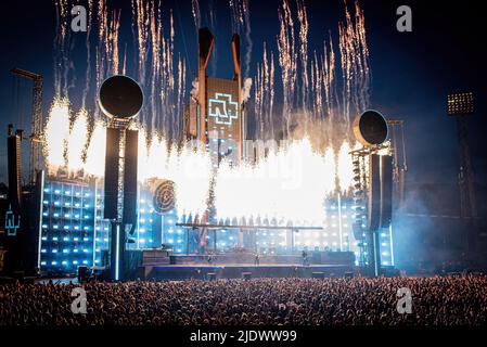 Aarhus, Dänemark. 22.. Juni 2022. Die deutsche Industrial Metal Band Rammstein spielt ein Live-Konzert im Ceres Park in Aarhus. (Foto: Gonzales Photo/Alamy Live News Stockfoto