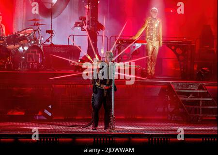 Aarhus, Dänemark. 22.. Juni 2022. Die deutsche Industrial Metal Band Rammstein spielt ein Live-Konzert im Ceres Park in Aarhus. Hier ist Sänger Till Lindemann live auf der Bühne zu sehen. (Foto: Gonzales Photo/Alamy Live News Stockfoto