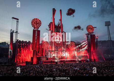 Aarhus, Dänemark. 22.. Juni 2022. Die deutsche Industrial Metal Band Rammstein spielt ein Live-Konzert im Ceres Park in Aarhus. (Foto: Gonzales Photo/Alamy Live News Stockfoto