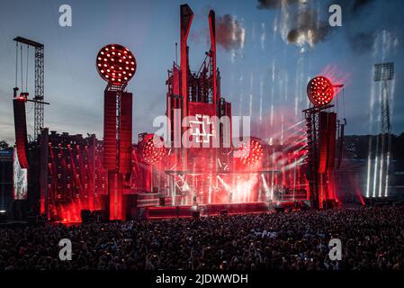 Aarhus, Dänemark. 22.. Juni 2022. Die deutsche Industrial Metal Band Rammstein spielt ein Live-Konzert im Ceres Park in Aarhus. (Foto: Gonzales Photo/Alamy Live News Stockfoto