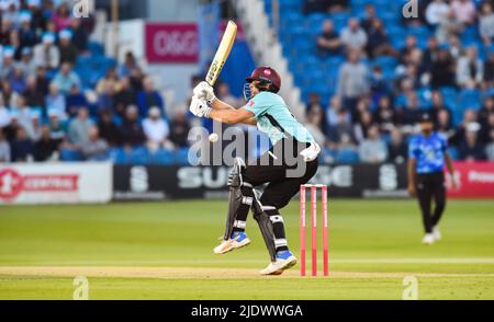 Hove UK 23. 1. June 2022 - will Jacks of Surrey nimmt während des Vitality Blast-Spiels T20 zwischen Sussex Sharks und Surrey auf dem Central County Ground Hove einen schmerzhaften Schlag auf dem Weg ins halbe Jahrhundert. : Credit Simon Dack / Alamy Live News Stockfoto