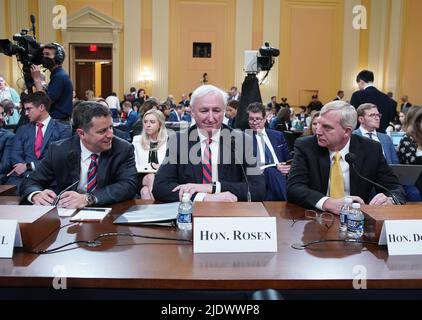 Washington, Usa. 23.. Juni 2022. Steven Engel, ehemaliger stellvertretender Generalanwalt der Rechtsabteilung, von links, Jeffrey Rosen, ehemaliger amtierender Generalanwalt, Und Richard Donoghue, ehemaliger stellvertretender Generalanwalt, gibt Zeugnis, als das Auswahlkomitee des Repräsentantenhauses, das den Angriff auf das US-Kapitol vom 6. Januar untersucht, am Donnerstag, dem 23. Juni 2022, eine öffentliche Anhörung abhält, um die Ergebnisse einer einjährigen Untersuchung auf dem Capitol Hill in Washington, DC zu diskutieren. Foto von Jemal Gräfin/UPI Credit: UPI/Alamy Live News Stockfoto