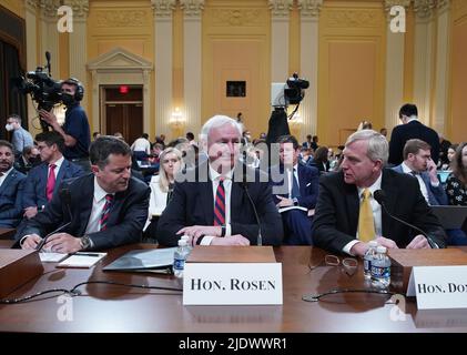 Washington, Usa. 23.. Juni 2022. Steven Engel, ehemaliger stellvertretender Generalanwalt der Rechtsabteilung, von links, Jeffrey Rosen, ehemaliger amtierender Generalanwalt, Und Richard Donoghue, ehemaliger stellvertretender Generalanwalt, gibt Zeugnis, als das Auswahlkomitee des Repräsentantenhauses, das den Angriff auf das US-Kapitol vom 6. Januar untersucht, am Donnerstag, dem 23. Juni 2022, eine öffentliche Anhörung abhält, um die Ergebnisse einer einjährigen Untersuchung auf dem Capitol Hill in Washington, DC zu diskutieren. Foto von Jemal Gräfin/UPI Credit: UPI/Alamy Live News Stockfoto