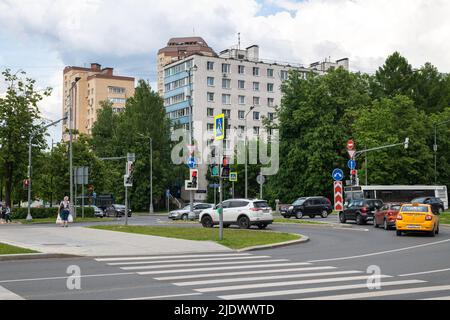 Moskau, Russland - Juni 14. 2022. Verkehr auf der Central Avenue in Selenograd Stockfoto