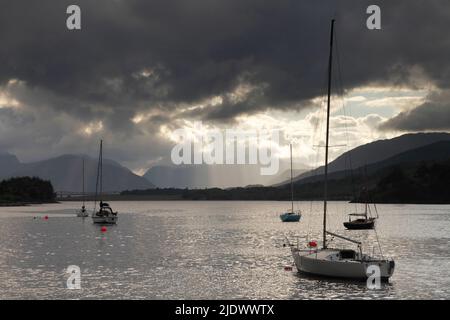 Segelboote auf Loch Leven, Glencoe, Schottland, Großbritannien Stockfoto