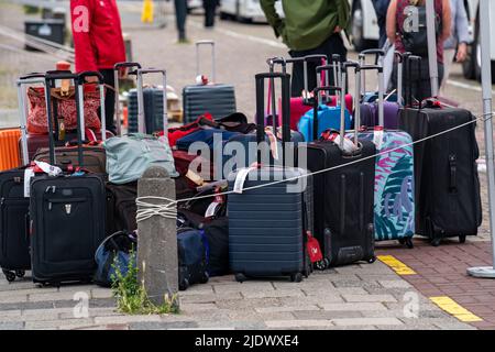 Flusskreuzfahrtschiffe am Kai der IJ, in der Nähe des Hauptbahnhofs, Gepäck der Passagiere wird verladen, Amsterdam, Niederlande, Stockfoto