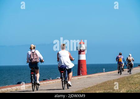 Nordseedeich bei Westkapelle, Westkapelle Laag Leuchtturm, Radler auf dem Zeeuwse Wind Route Radweg, Zeeland Provinz, Walcheren Halbinsel, Net Stockfoto