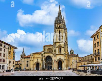 Oviedo, Spanien - 3. 2022. Mai - Kathedrale der Metropoliten Basilika des Heiligen Erlösers (Catedral Metropolitana Basílica de San Salvador) Stockfoto