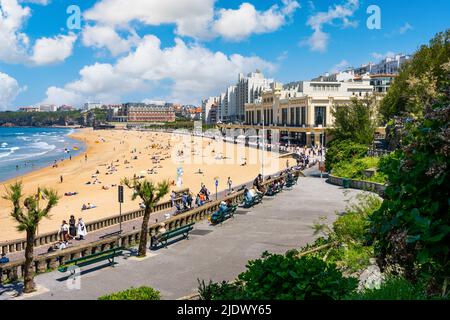 Biarrtiz, Frankreich - Mai 7. 2022 - Grand Beach (La Grande Plage) mit Sonnenfreunden in Biaritz Stockfoto