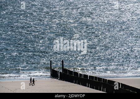 Spaziergänger am Strand von Zoutelande, Breakwater, Zeeland, Walcheren Peninsula, Niederlande, Stockfoto