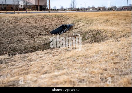 HDPE-Drainage unter einer Straßeneinfahrt. Das Rohr dient zur Förderung von Regenwasser zwischen Gräben. Stockfoto