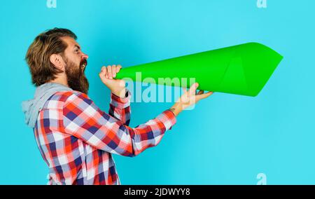 Protest. Bärtiger Mann, der in einem Lautsprecher aus Papier schrie. Eigene Meinung. Redefreiheit. Welten Probleme. Stockfoto